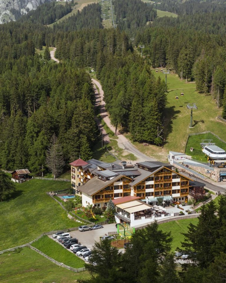 Wanderhotel direkt an der Gondel – Naturgenuss bei Meran 2000
